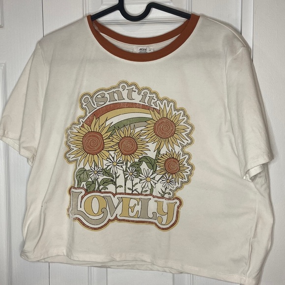 White t-shirt with design. - Picture 1 of 3